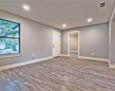 2423 Fenwick Drive - Photo Thumbnail 10