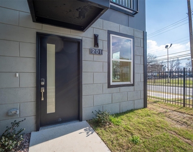 1614 N Fitzhugh Avenue - Photo Thumbnail 5