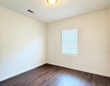 717 Yorkshire Drive - Photo Thumbnail 15