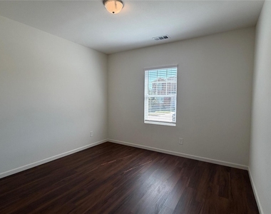 717 Yorkshire Drive - Photo Thumbnail 10