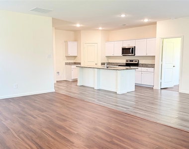 717 Yorkshire Drive - Photo Thumbnail 6