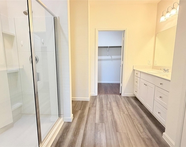 717 Yorkshire Drive - Photo Thumbnail 18