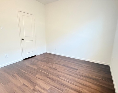 717 Yorkshire Drive - Photo Thumbnail 16