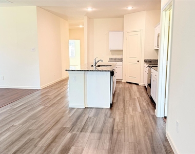 717 Yorkshire Drive - Photo Thumbnail 4