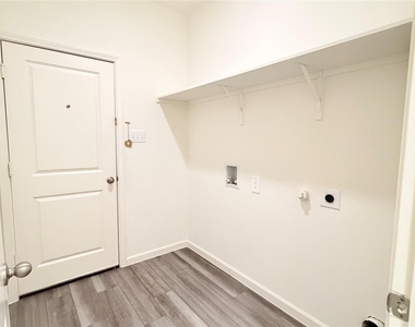 717 Yorkshire Drive - Photo Thumbnail 14