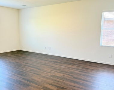 717 Yorkshire Drive - Photo Thumbnail 8
