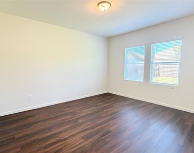 717 Yorkshire Drive - Photo Thumbnail 19