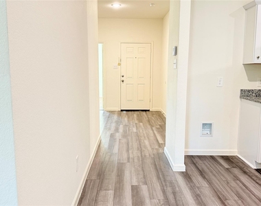 717 Yorkshire Drive - Photo Thumbnail 2