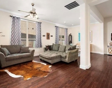 1005 Benbrook Trail - Photo Thumbnail 8