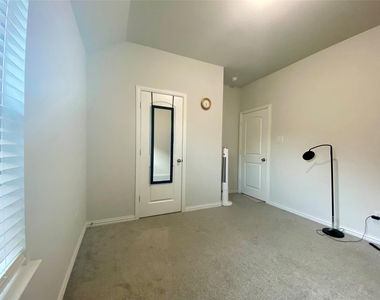 332 Paloma Street - Photo Thumbnail 10