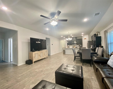332 Paloma Street - Photo Thumbnail 7
