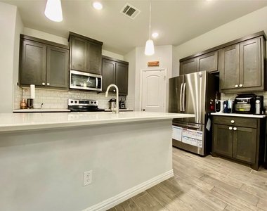 332 Paloma Street - Photo Thumbnail 2