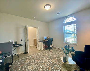 332 Paloma Street - Photo Thumbnail 4