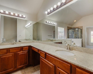 112 Singletree Lane - Photo Thumbnail 14