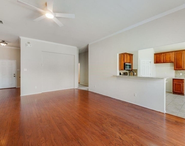 112 Singletree Lane - Photo Thumbnail 7