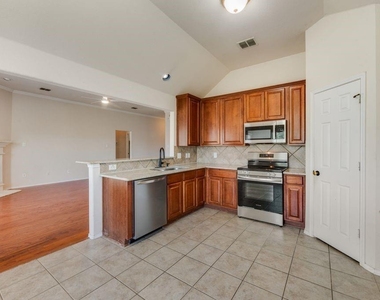 112 Singletree Lane - Photo Thumbnail 9