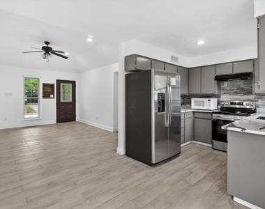 516 Post Oak Lane - Photo Thumbnail 9