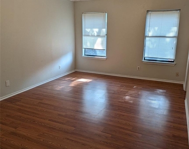 2706 Parkview Drive - Photo Thumbnail 8