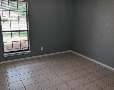2706 Parkview Drive - Photo Thumbnail 4