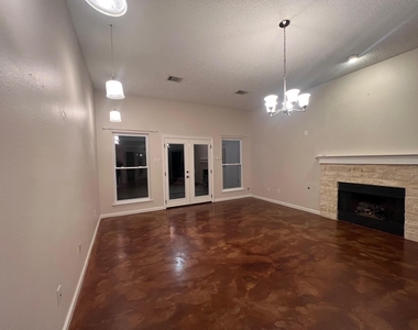 1008 Charter Oak Street - Photo Thumbnail 4