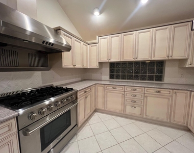 1008 Charter Oak Street - Photo Thumbnail 5