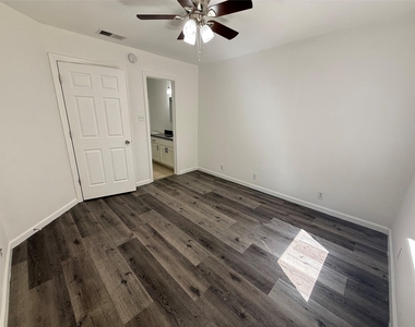 2601 N Hickory Street - Photo Thumbnail 8