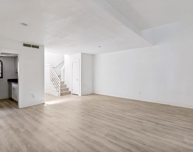 2802 Greenville Avenue - Photo Thumbnail 2