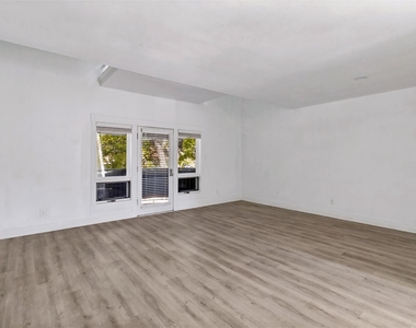 2802 Greenville Avenue - Photo Thumbnail 4