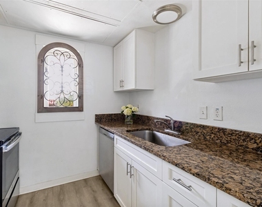 2802 Greenville Avenue - Photo Thumbnail 5