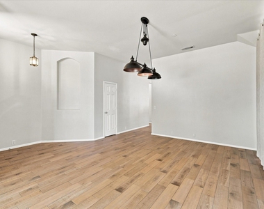 2812 Thorncreek Lane - Photo Thumbnail 8