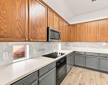 2812 Thorncreek Lane - Photo Thumbnail 4