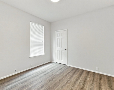 2812 Thorncreek Lane - Photo Thumbnail 15