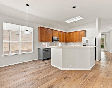 2812 Thorncreek Lane - Photo Thumbnail 6