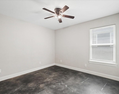 501 E Day Street - Photo Thumbnail 14