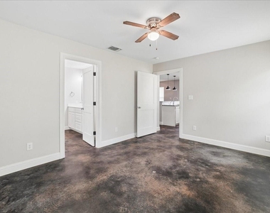 501 E Day Street - Photo Thumbnail 16
