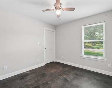 501 E Day Street - Photo Thumbnail 18