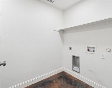 501 E Day Street - Photo Thumbnail 21