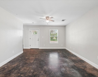 501 E Day Street - Photo Thumbnail 12