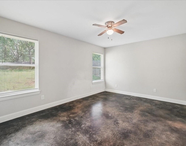 501 E Day Street - Photo Thumbnail 20