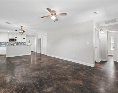 501 E Day Street - Photo Thumbnail 7