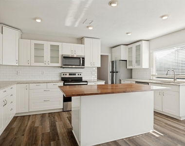 8914 Vernon Drive - Photo Thumbnail 1