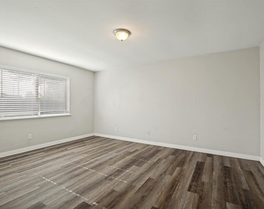 8914 Vernon Drive - Photo Thumbnail 10