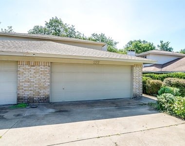 127 Allencrest Drive - Photo Thumbnail 2
