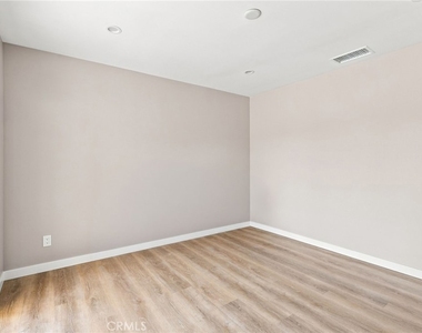 40235 W 17th St - Photo Thumbnail 15