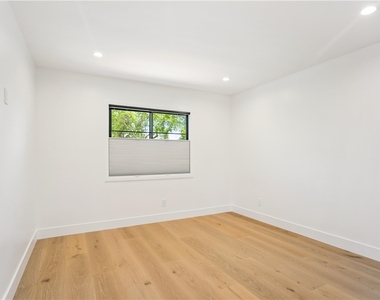5743 Natick Ave - Photo Thumbnail 10