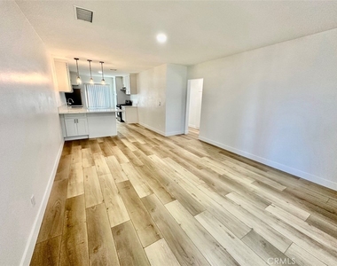10215 S 10th Avenue - Photo Thumbnail 2