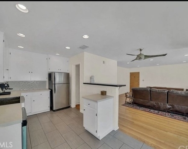 1174 E Ocean Boulevard - Photo Thumbnail 2