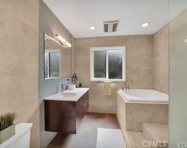 1174 E Ocean Boulevard - Photo Thumbnail 4