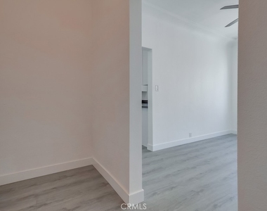 1009 Coronado Avenue - Photo Thumbnail 11