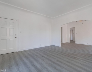 1009 Coronado Avenue - Photo Thumbnail 2